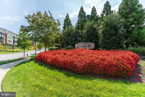 518 Overlook Park Dr, National Harbor, MD 20745