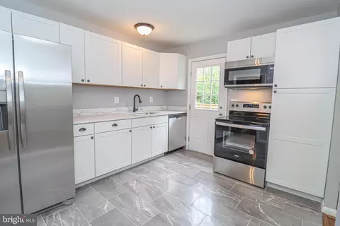 7600 Laurel Ridge Ct, Laurel, MD 20707 photo 2