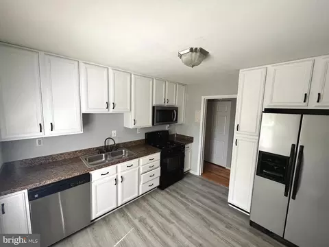9504 Pryde Dr, Clinton, MD 20735 photo 2