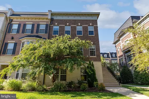 714 River Mist Dr #227, Oxon Hill, MD 20745
