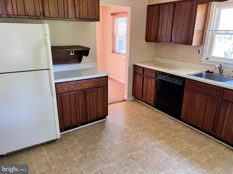 9304 Calanda St, Lanham, MD 20706 photo 4
