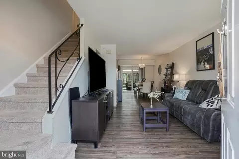 7705 Hyacinth Ct, Laurel, MD 20707 photo 2