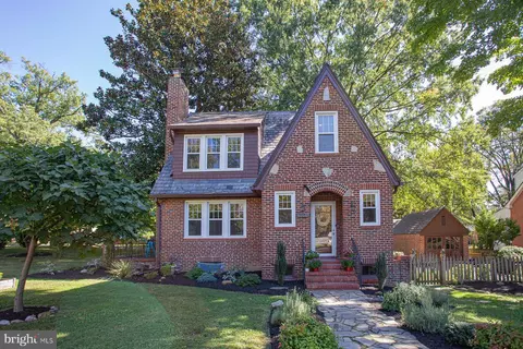 6505 44th Ave, University Park, MD 20782