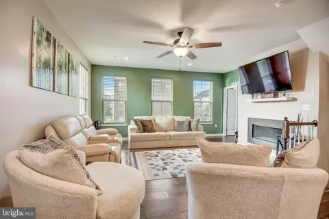 10150 Dorsey Ln, Lanham, MD 20706 photo 2