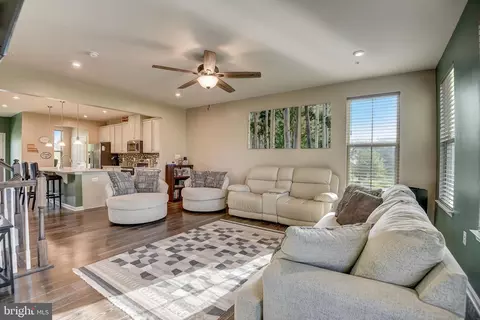 10150 Dorsey Ln, Lanham, MD 20706 photo 4