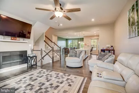 10150 Dorsey Ln, Lanham, MD 20706 photo 3