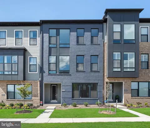 305 Summit Point Blvd, Bowie, MD 20716