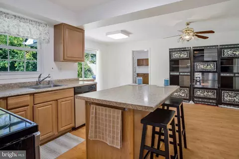 12212 Shadetree Ln, Laurel, MD 20708 photo 11