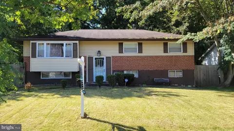 5611 Helmont Dr, Oxon Hill, MD 20745