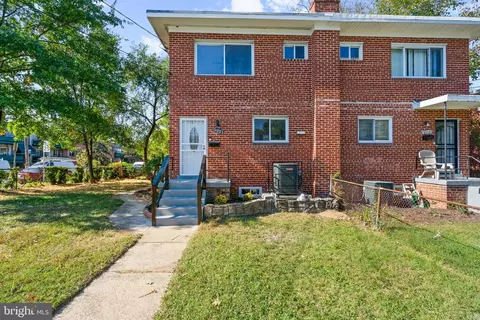 5321 Deal Dr, Oxon Hill, MD 20745