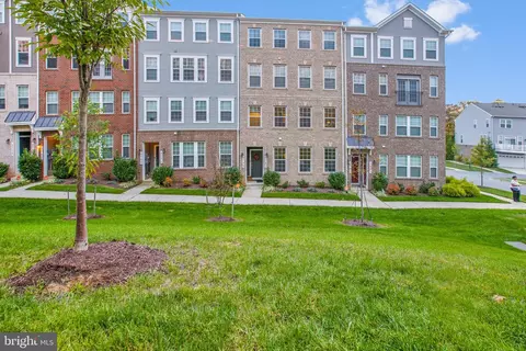 2727 Pinebrook Rd, Hyattsville, MD 20785