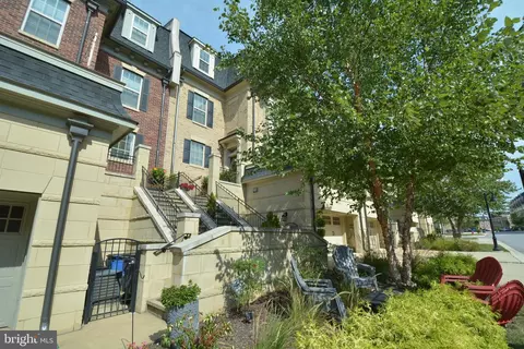 608 River Mist Dr #238, Oxon Hill, MD 20745