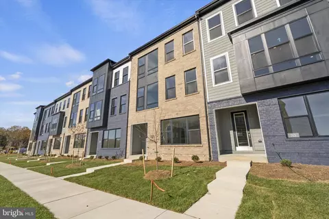 315 Summit Point Blvd, Bowie, MD 20716