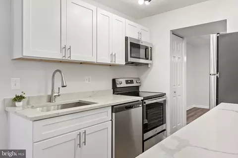 7820 Hanover Pkwy #405, Greenbelt, MD 20770