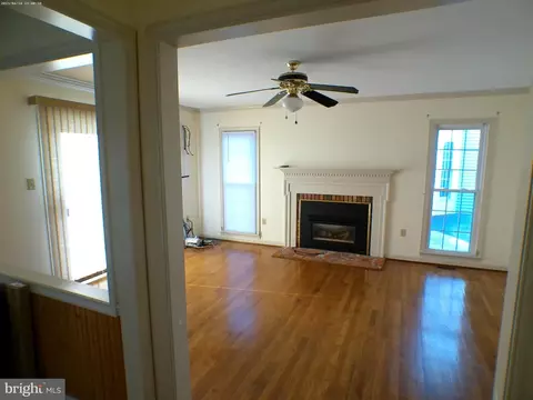 8809 Admiral Dr, Laurel, MD 20708 photo 5