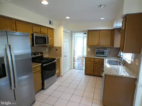 8809 Admiral Dr, Laurel, MD 20708 photo 6