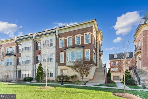 863 Regents Sq #326, Oxon Hill, MD 20745