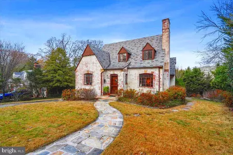 6926 Pineway Rd, University Park, MD 20782