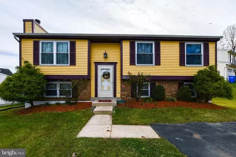 900 Finch Dr, Hyattsville, MD 20785