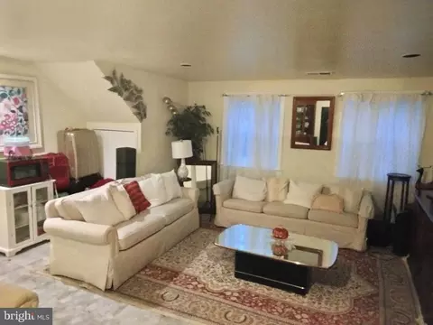 Living - 809 Avis Dr, Marlboro, MD 20774 photo 2 of 4