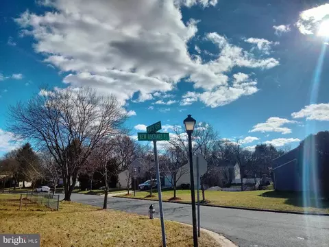 View/Area - 809 Avis Dr, Marlboro, MD 20774 photo 1 of 2