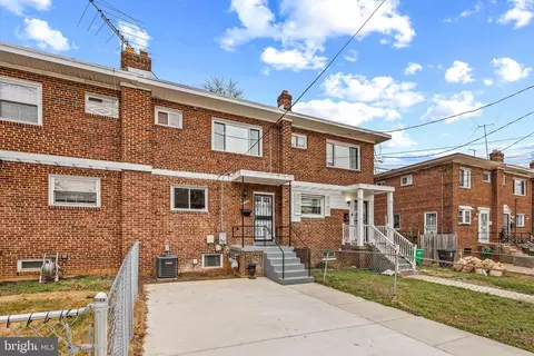 5206 Deal Dr, Oxon Hill, MD 20745