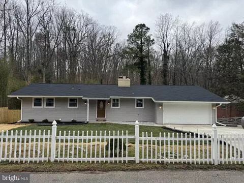 5107 Boulder Dr, Oxon Hill, MD 20745