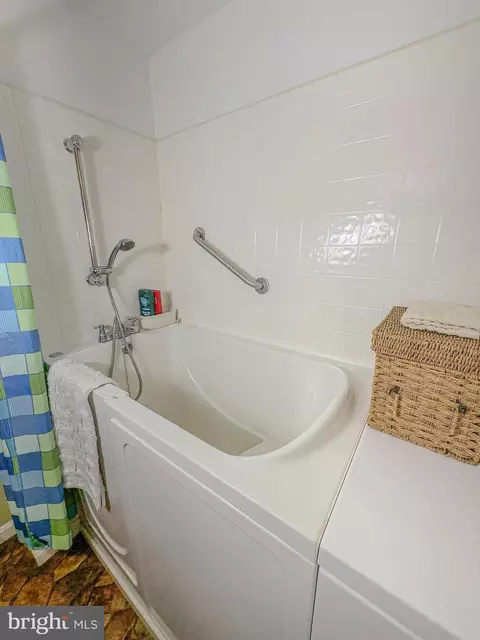 Bath - 110 Castleton Dr, Marlboro, MD 20774 photo 2 of 4