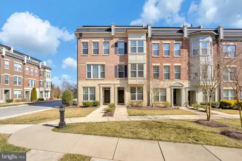 827 Regents Sq #346, Oxon Hill, MD 20745