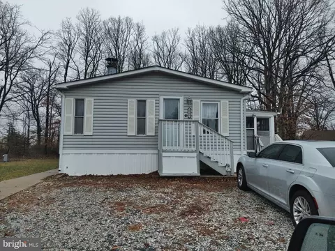 8906 Columbine Ln, Marlboro, MD 20772