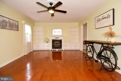 Living - 2806 Farris Ln, Bowie, MD 20715 photo 2 of 8