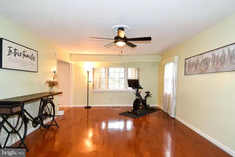 Living - 2806 Farris Ln, Bowie, MD 20715 photo 4 of 8