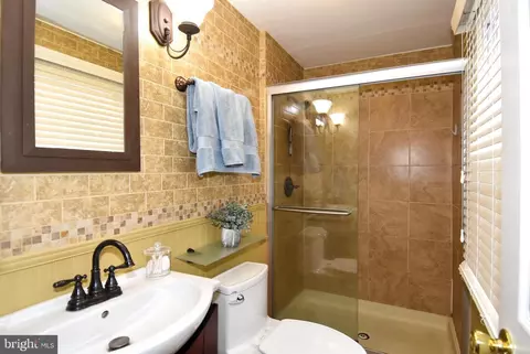 Bath - 2806 Farris Ln, Bowie, MD 20715 photo 2 of 5
