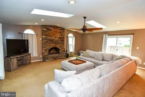 Living - 2806 Farris Ln, Bowie, MD 20715 photo 6 of 8