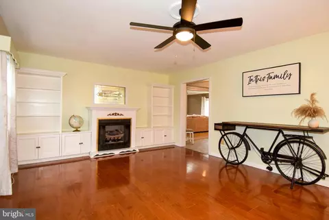 Living - 2806 Farris Ln, Bowie, MD 20715 photo 5 of 8