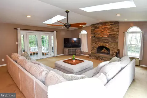 Living - 2806 Farris Ln, Bowie, MD 20715 photo 1 of 8