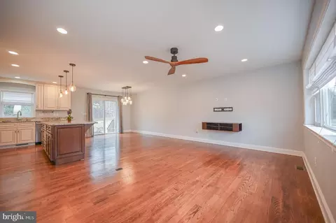 Living - 9701 Massie Dr, Clinton, MD 20735 photo 3 of 4
