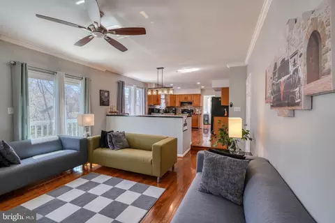 Living - 10406 Libation Ct, Clinton, MD 20735 photo 2 of 8