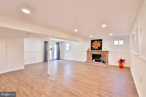 Living - 9703 David Dr, Clinton, MD 20735 photo 4 of 6