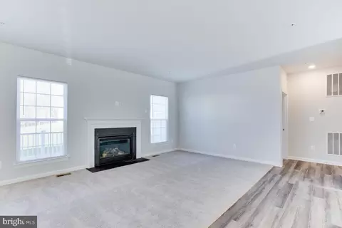 Living - 5814 Savannah Dr, Brandywine, MD 20613 photo 2 of 4