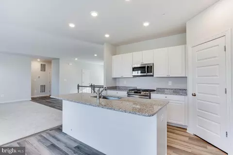 Kitchen - 5814 Savannah Dr, Brandywine, MD 20613 photo 2 of 5