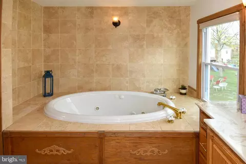 Bath - 411 Laurel Ave, Laurel, MD 20707 photo 3 of 7