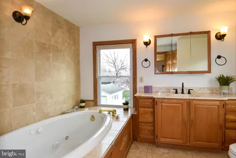 Bath - 411 Laurel Ave, Laurel, MD 20707 photo 2 of 7