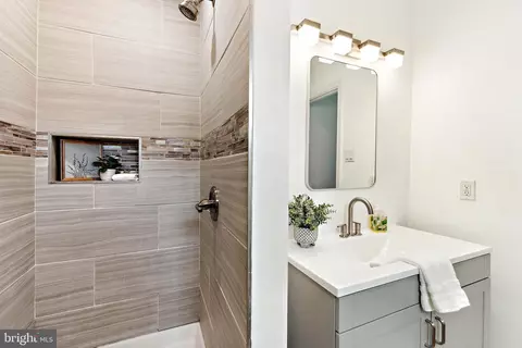 Bath - 6805 94th Ave, Lanham, MD 20706 photo 2 of 4