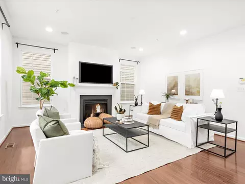 Living - 6910 Lenape Ct, Brandywine, MD 20613 photo 6 of 7
