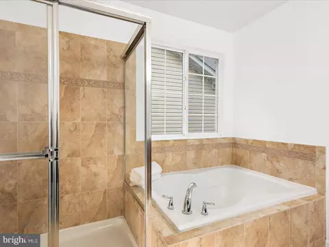 Bath - 6910 Lenape Ct, Brandywine, MD 20613 photo 3 of 5