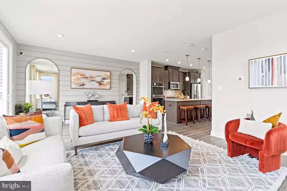 Living - 6951 Gladebrook Rd, Brandywine, MD 20613 photo 3 of 6
