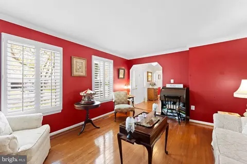 Living - 8102 Maxfield Dr, Clinton, MD 20735 photo 2 of 7
