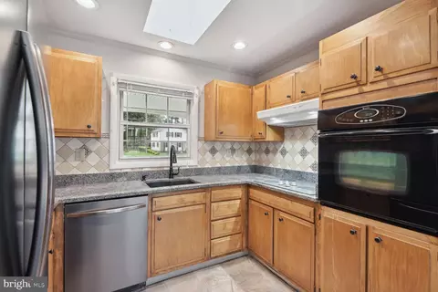 Kitchen - 16110 Pointer Ridge Dr, Bowie, MD 20716 photo 2 of 3