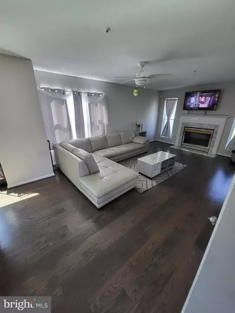 Living - 3604 Jervis Pl, Clinton, MD 20735 photo 2 of 6